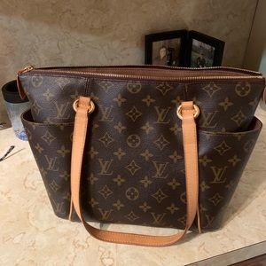 Authentic Louis Vuitton purse